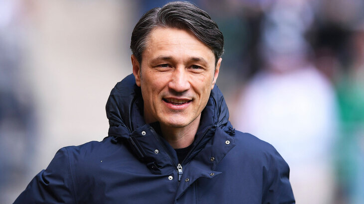 VfL-Wolfsburg-Trainer Niko Kovac lächelt glücklich in die Kamera.