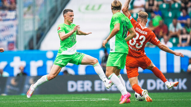Mattias Svanberg vom VfL Wolfsburg. im Zweikampf.