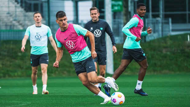 VfL Wolfsburg Spieler Maele beim Schießtraining auf dem Platz an der Volkswagen Arena.