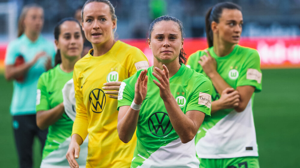 Die VfL-Wolfsburg-Spielerin Ewa Pajor klatscht in die Hände.