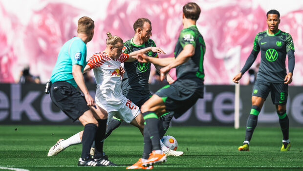 VfL-Wolfsburg-Spieler Maximilian Arnold im Zweikampf um den Ball gegen einen Leipziger.