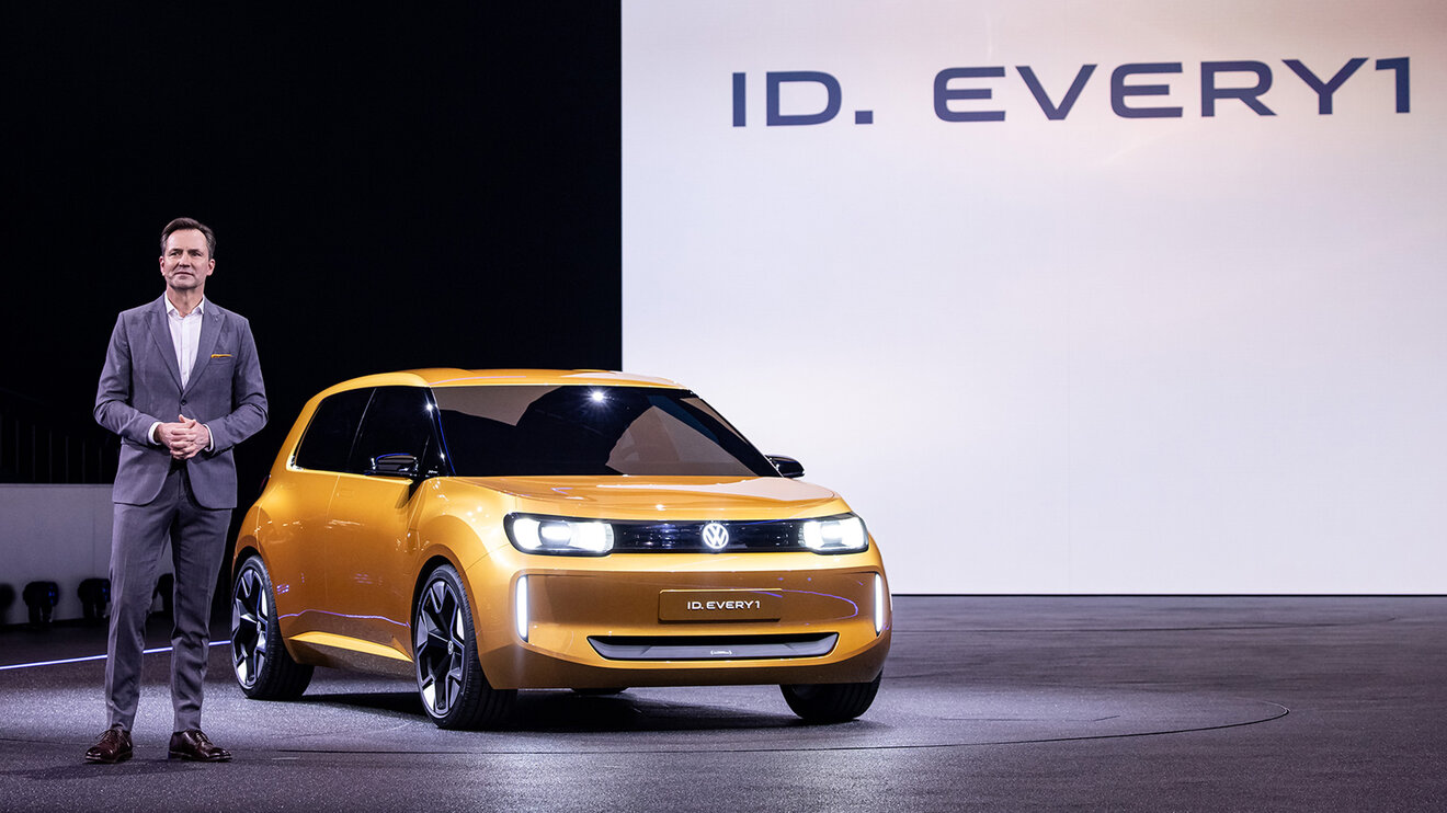 Thomas Schäfer neben dem neuen ID EVERY1 von Volkswagen.