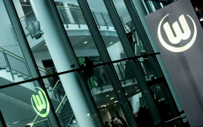 Das Foto zeigt eine Aufnahme eines Treppenhauses im VIP Bereich der Volkswagen Arena des VfL Wolfsburg..