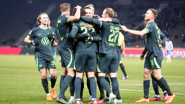 Der VfL-Wolfsburg-Spieler Mattias Svanberg jubelt nach einem Tor mit seiner Mannschaft.