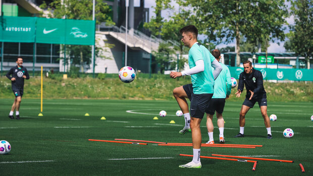 Der VfL-Woflsburg-Spieler Dzenan Pejcinovic auf dem Trainingsplatz.