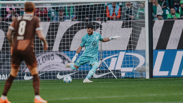 VfL-Wolfsburg-Torwart Marius Müller schießt den Ball.