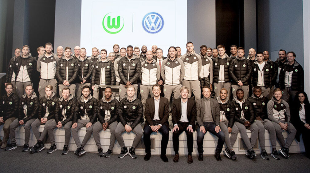 Die Profis des VfL Wolfsburg beim Werksbesuch bei VW. 