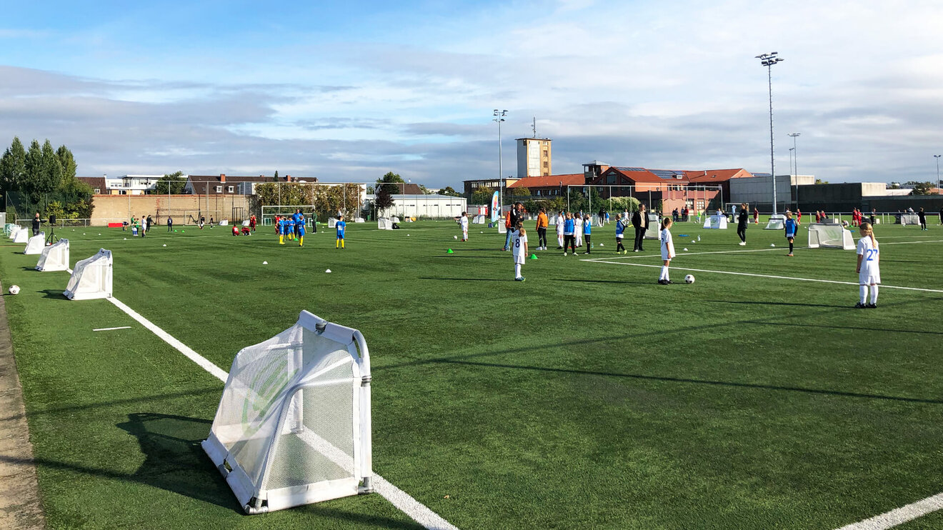 VfL Wolfsburg-Fussballschule Teilnehmer trainieren auf dem Spielfeld.