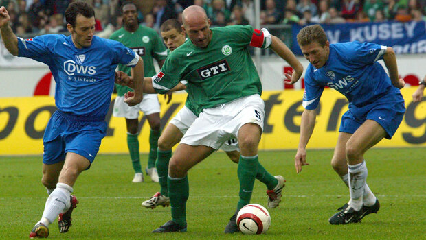 Ein Bild von einem Zweikampf aus dem Jahr 2002 im Spiel des VfL Wolfsburg gegen den VfL Bochum.