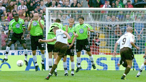 Ehemalige Spieler des VfL Wolfsburg bilden die Mauer bei einem Freistoss des FC St. Pauli.