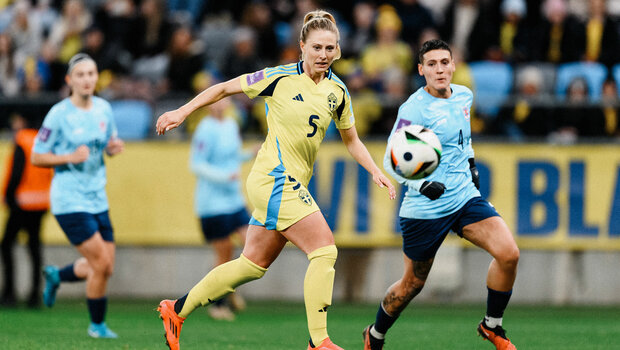 Rebecka Blomqvist am Ball im Trikot ihrer Nationalmannschaft.