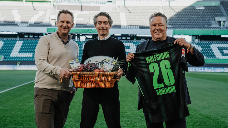VfL-Geschäftsführer Michael Meeske mit den Partnern von Sanlucar.