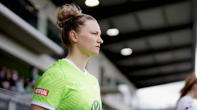 Nahaufnahme von Popp, die vor dem Spiel der VfL Wolfsburg Frauen gegen Hoffenheim aus dem Spielertunnel kommt und konzentriert auf den Platz schaut.