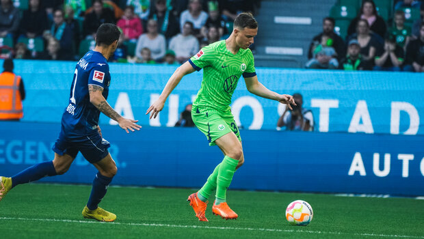 Der VfL Wolfsburg-Spieler Yannick Gerhardt im Zweikampf um den Ball.
