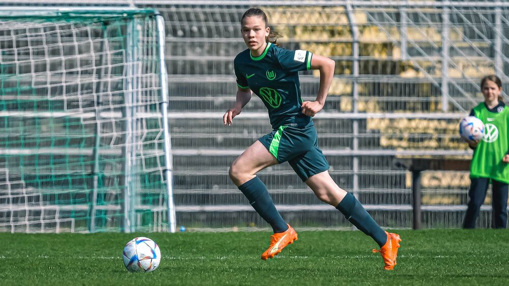 Eine Spielerin der U20-Frauen-Mannschaft des VfL Wolfsbug läuft mit dem Ball.
