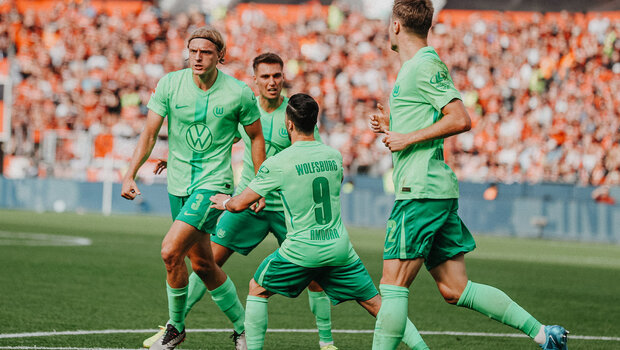 VfL-Wolfsburg-Spieler Sebastiaan Bornauw läuft inmitten seiner Mitspieler über den Platz.