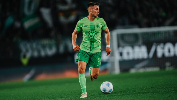 Kilian Fischer läuft mit Ball am Fuß über das Spielfeld der Volkswagen Arena im Spiel gegen Leipzig.