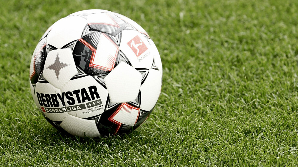 Der Bundesligaball der Saison 2018/19 von Derbystar liegt auf dem Rasen. 