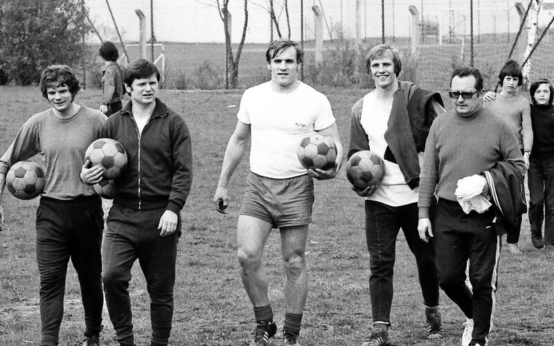Eine historische Aufnahme von Spielern des VfL Wolfsburg.