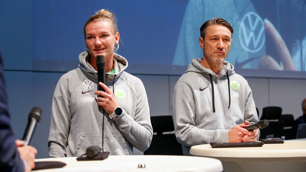 VfL Wolfsburg Spielerin Popp und Trainer Kovac auf der Bühne bei der Volkswagen Betriebsversammlung.