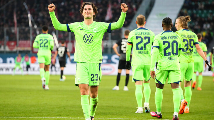 VfL-Wolfsburg-Spieler Windbejubelt einen seinen Treffer im Spiel.