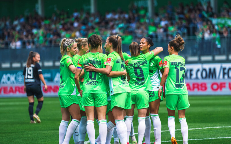 Die Frauen des VfL Wolfsburg jubeln in der Volkswagen Arena.