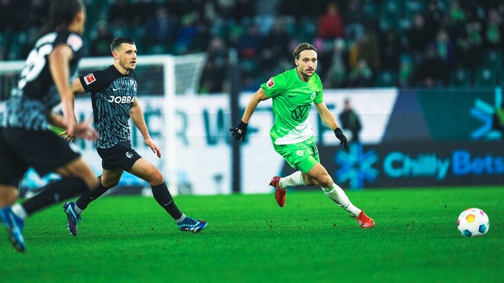 VfL-Wolfsburg-Spieler Lovro Majer im Dribbling im Hinspiel gegen Freiburg. 