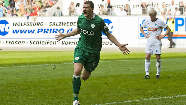 Ein Spieler des VfL Wolfsburg jubelt.