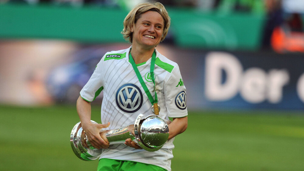 VfL Wolfsburg-Spielerin Müller hält den Pokal in den Händen.