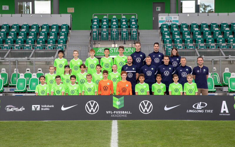 Die U14 Junioren des VfL Wolfsburg stehen reihenweise für ein Mannschaftsfoto.