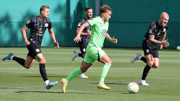 VfL-Wolfsburg-Spieler Luca Waldschmidt läuft hinter dem Ball her.