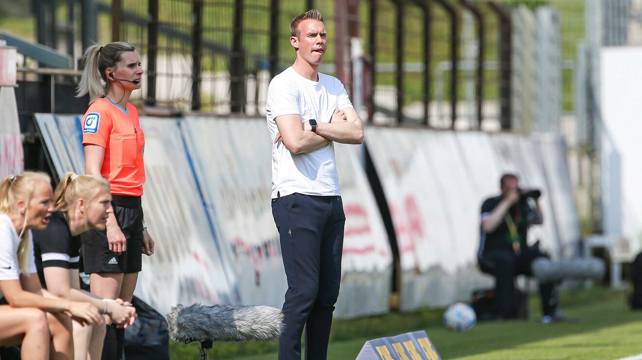 Cheftrainer Tommy Stroot vom VfL Wolfsburg am Spielfeldrand.