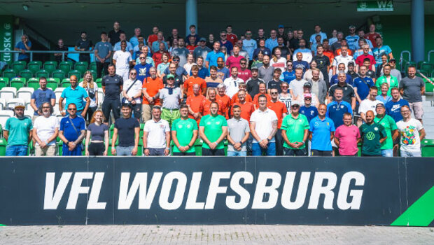 Gruppenfoto des VfL Wolfsburg Trainerkongresses.