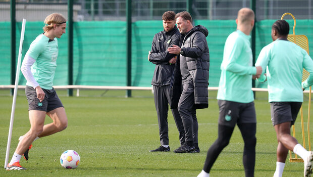 Die Trainer der Lizenzmannschaft des VfL Wolfsburg unterhalten sich über das Spielgeschehen auf dem Trainingsplatz.