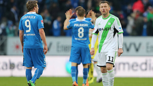 VfL-Wolfsburg-Spieler Ivica Olic steht neben Gegenspielern auf dem Spielfeld.