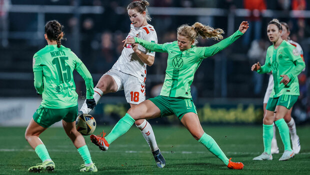Die VfL-Wolfsburg-Spielerin Justine Kielland im Zweikampf um den Ball.