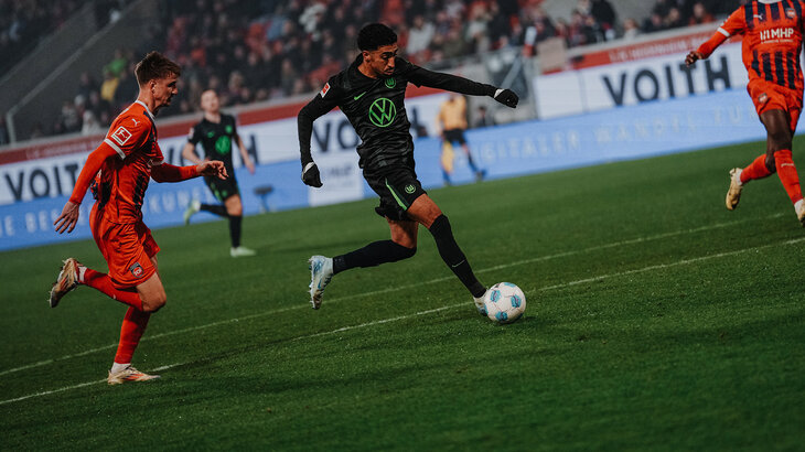 Der VfL-Wolfsburg-Spieler Tiago Tomas läuft mit dem Ball.