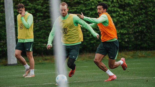 VfL-Spieler Tiago Tomas im Zweikampf mit Maximilian Arnold in einem Trainingsmatch.