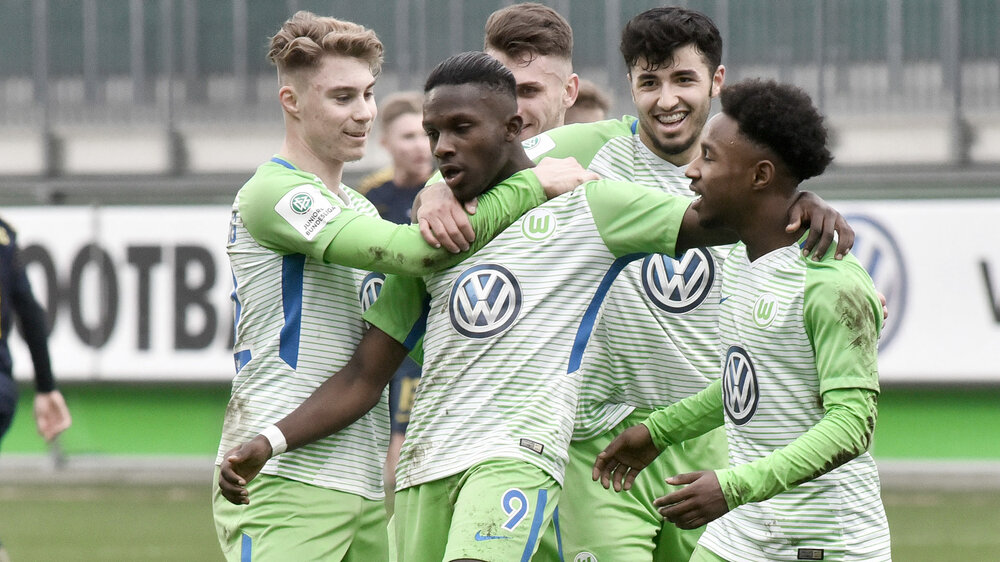 Die Mannschaft der Wolfsburg U19 freut sich über den Sieg. 