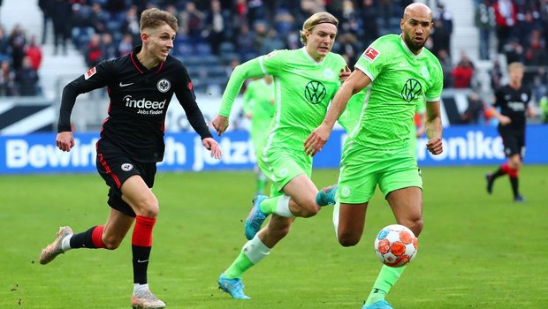 Der VfL Wolfsburg-Spieler Brooks im Zweikampf um den Ball.
