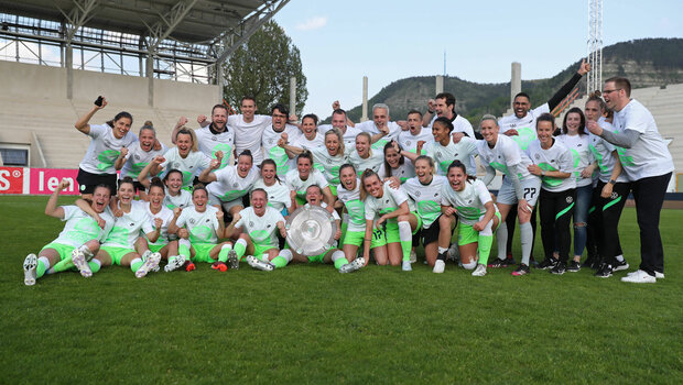 Die VfL Wolfsburg-Spielerinnen feiern die gewonnenen Meisterschaft.