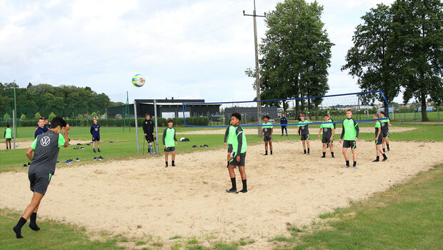 VfL Wolfsburg U19-Spieler spielen Beachvolleyball im Trainingslager in Polen.