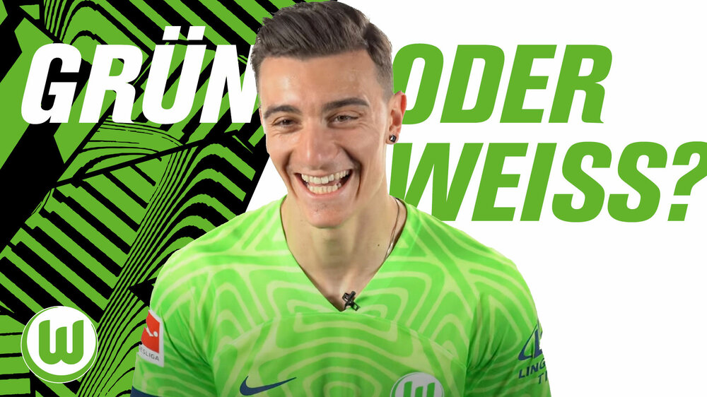 Der VfL-Wolfsburg-Spieler Cedric Zesiger zu Gast bei Wölfe Tv. Er lacht über gestellte Fragen.