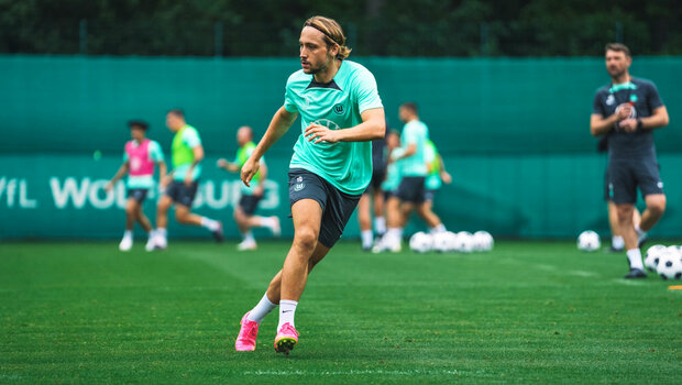 Lovor Majer, Spieler des VfL Wolfsburg, wartet im Training auf den Ball.