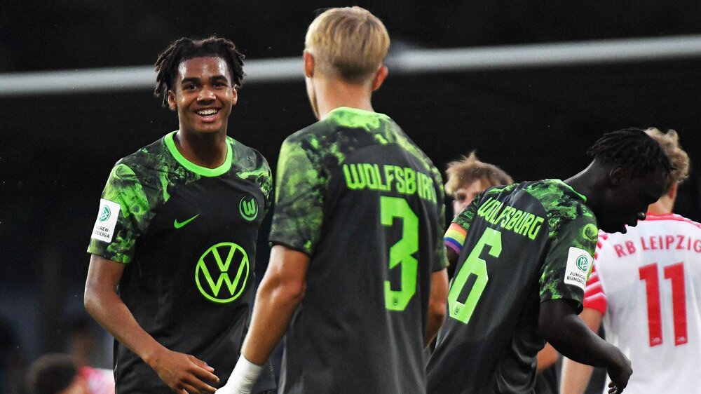 Spieler der U19 des VfL Wolfsburg während einem Spiel.