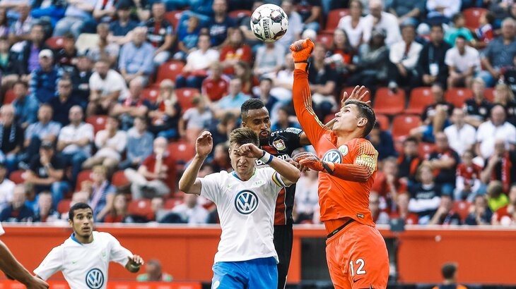 VfL-Wolfsburg-Ersatzkeeper Pavao Pervan springt in die Luft und streckt seine Hand zu einem heranfliegenden Ball.