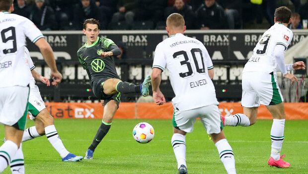 Der VfL-Wolfsburg-Spieler Jakub Kaminski beim Torschuss.