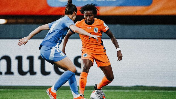 VfL Wolfsburg Spielerin Lineth Beerensteyn spielt im Trikot ihrer niederländischen Nationalmannschaft.
