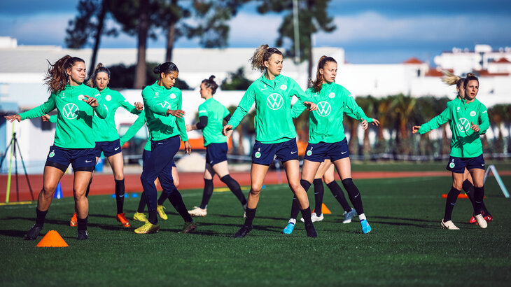 Die Frauen des VfL Wolfsburg trainieren auf dem Platz.