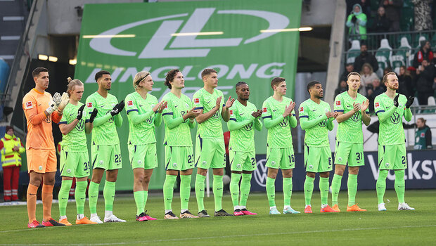 Die Spieler des VfL Wolfsburg bedanken sich nach dem Spiel bei den Fans.